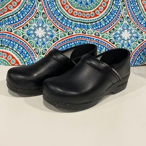 Free shipping  Dansko black woman’s clogs size 40/ 9.5
